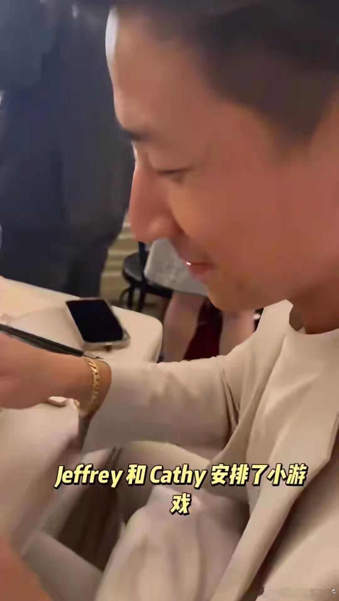 程晓玥出席弟弟婚礼，上台祝福不抢弟妹风头，程爸出镜硬朗好年轻​​​