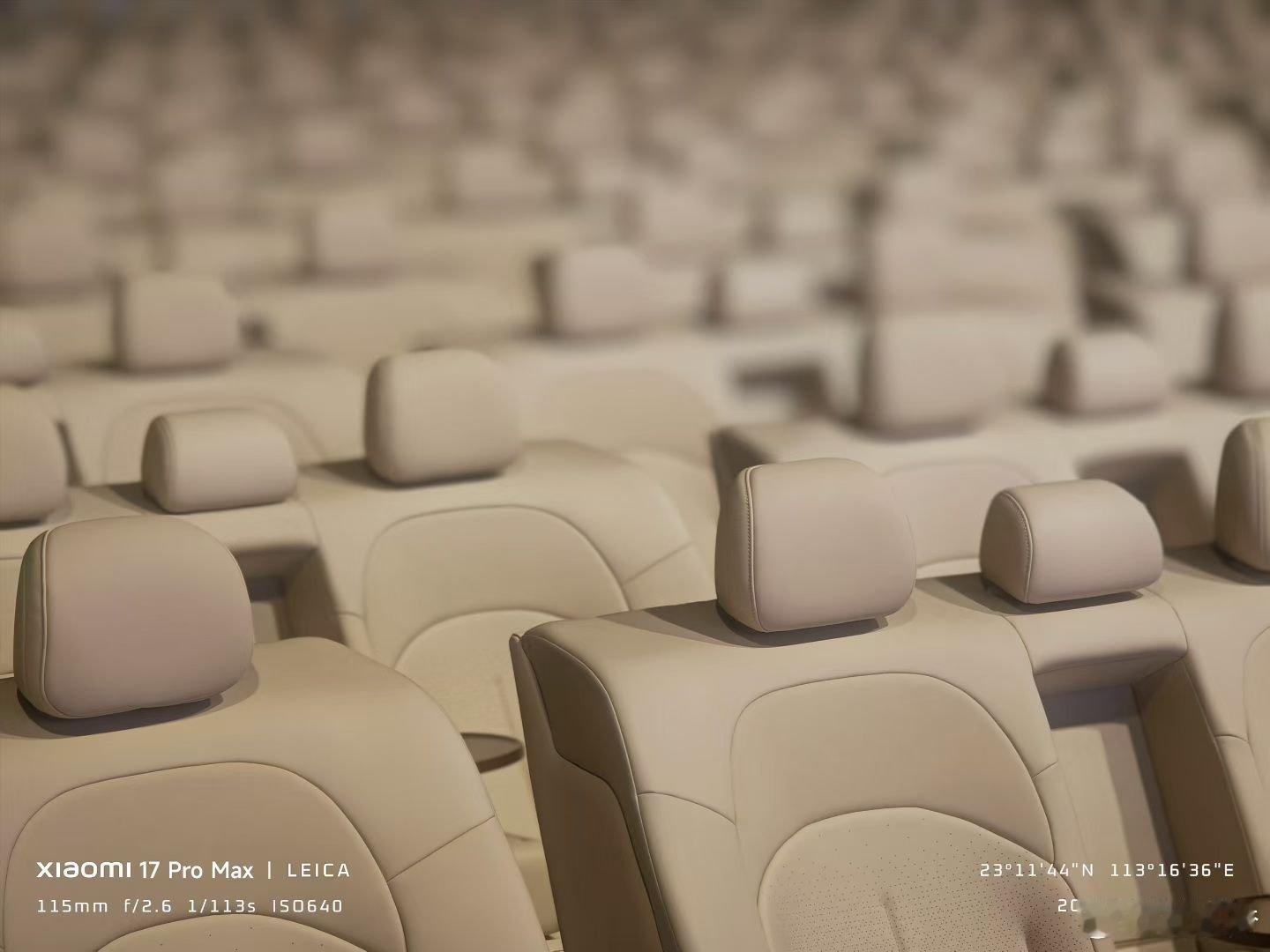 这是真的离谱了，东风日产真把现场摆满了沙发来当做发布会座椅这里不得不说发布会座椅