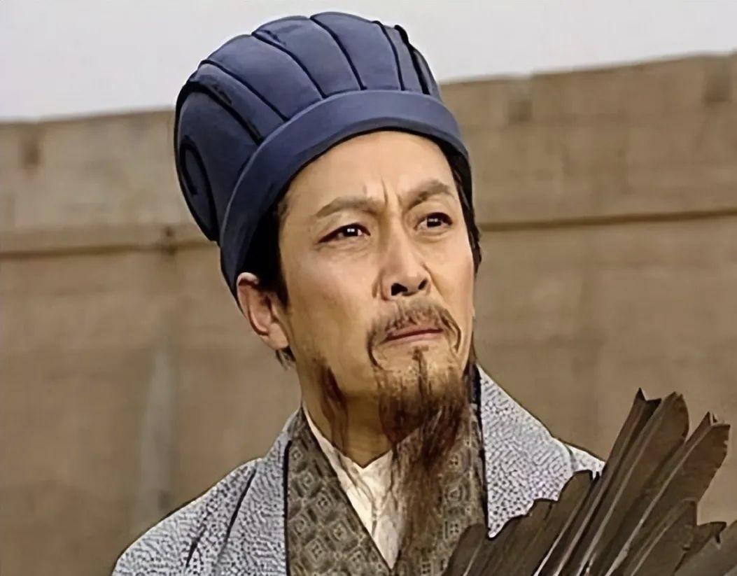 诸葛亮表面杀的是马谡，实际上是马谡背后的靠山诸葛亮第一次北伐时，街亭是一个非