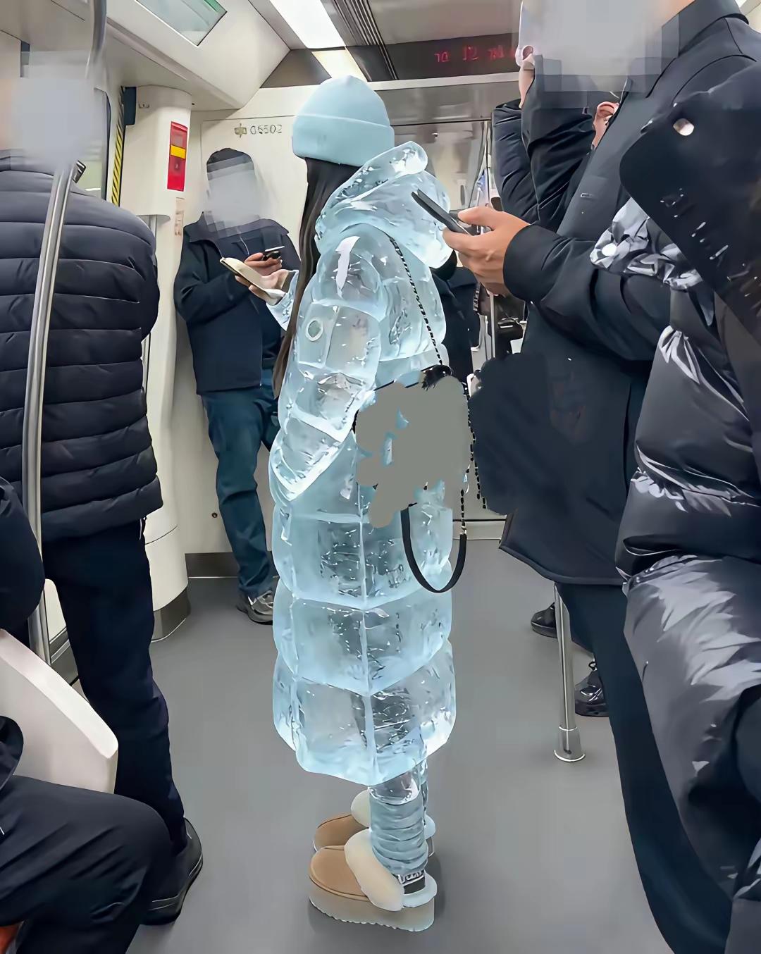 现在连衣服都这么高科技了吗今年是流行这种羽绒服吗看不懂了那么多人晒这种衣