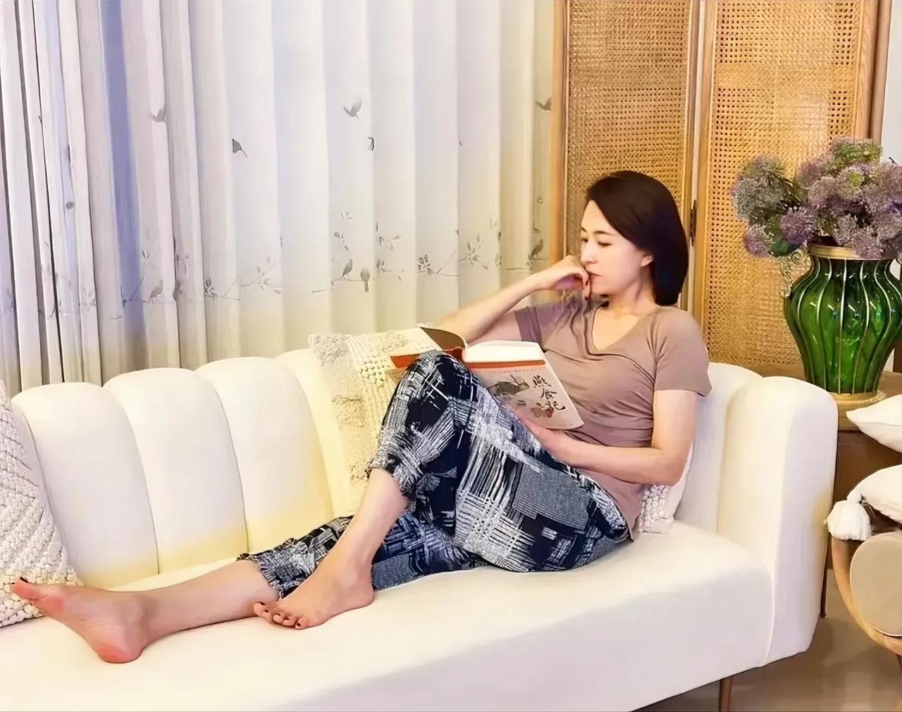 张蕾是一位长相甜美、声音清脆的主持人，在最美好的时光结了婚、生了子；从央视辞职后