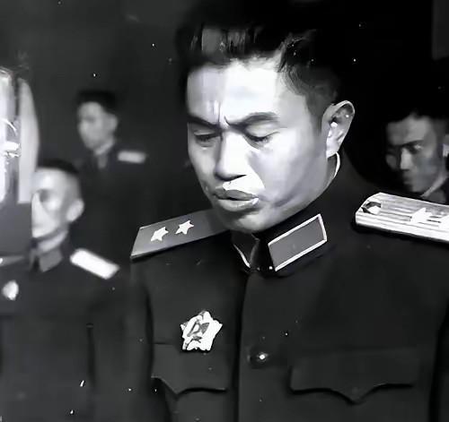 1940年，皮定均看上了女干部张烽，就让县长去说媒，张烽听说了县长的来意后，拒绝