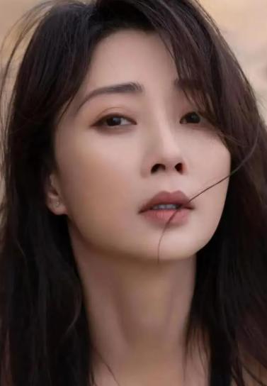 2009年，刚离婚的的殷桃，在富豪孙东海的疯狂追求下，成为了他的女人，怎料，孙东