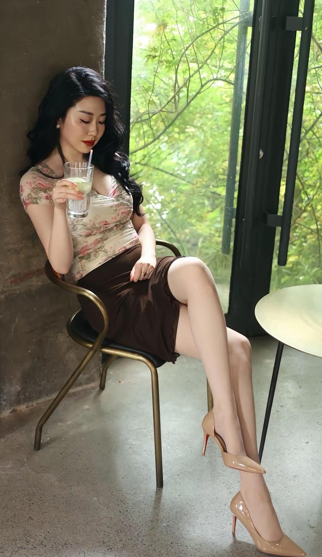 美女小姐姐这气质，太美了吧！她的美不是那种艳丽的美，而是由内而外散发出来的气质美