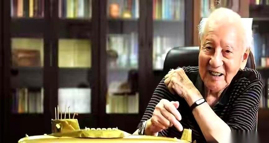 他爱人说，有一次他脚疼得厉害，到了办公室才发现，两只鞋穿反了。我听到这儿，第一