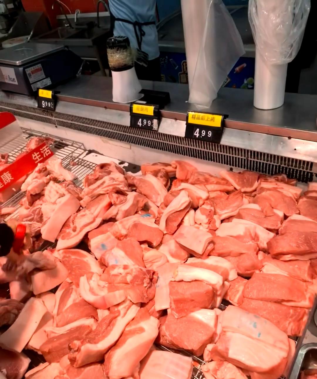猪肉怎么了？深圳的猪肉进入4元一斤时代。被超市的猪肉价格震惊到了。4.99元