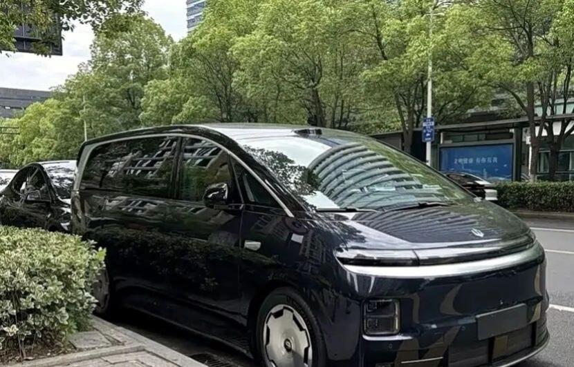 街头看到零跑D99无伪装实车，有点意思刷到网友拍的零跑D99无伪装路试照，5米3