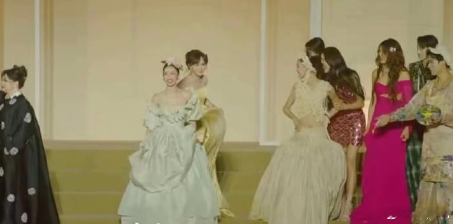 vogue盛典钟楚曦站位，被网友质疑抢c位刘亦菲压轴VOGUE大合影​​​​