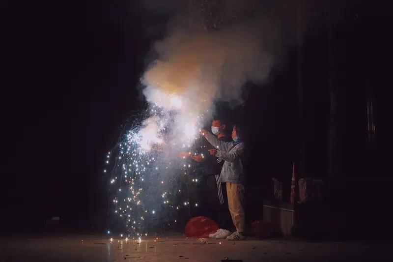 标题：懵了！今年为啥没有年三十？腊月二十九直接过年，真相太意外！翻日历的朋