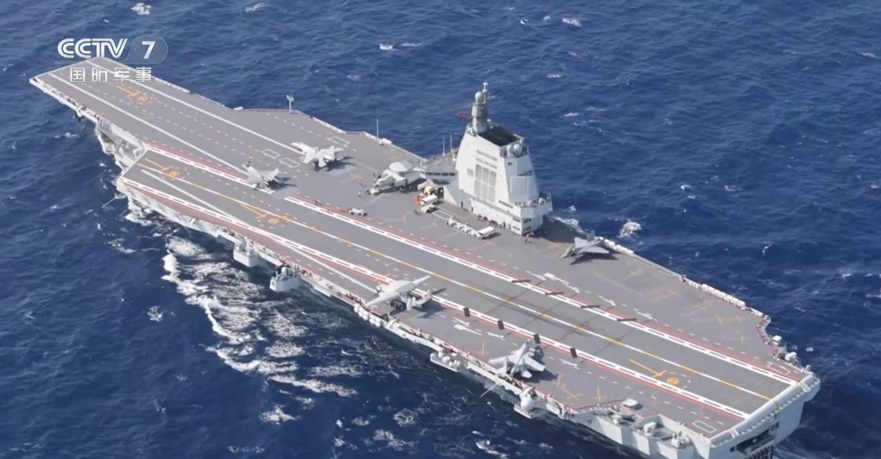 在中国海军服役后，11月10日，日本防卫省一名匿名官员声称：“中国海军福建号航母