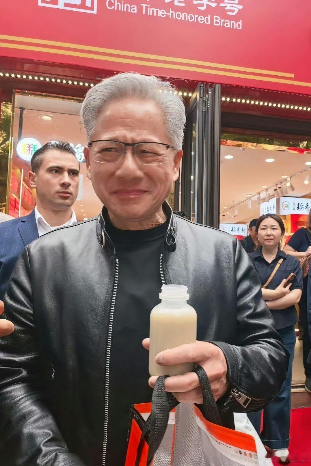 黄仁勋谈喝豆汁感受看看老黄的表情，好喝吗？不过继续喝，还是味道不错的。黄仁俊自然