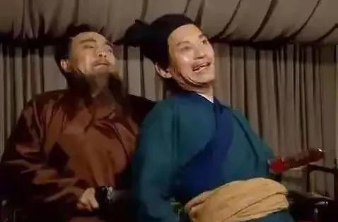 曹操是个生性多疑的人，担心别人会谋害自己，就对众人说：我梦中好杀人，凡我睡着的时