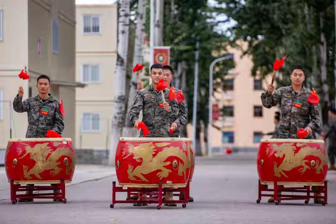 2025北京新兵奔赴军营，超燃启程来了来了！北京某训练基地热闹非凡，202