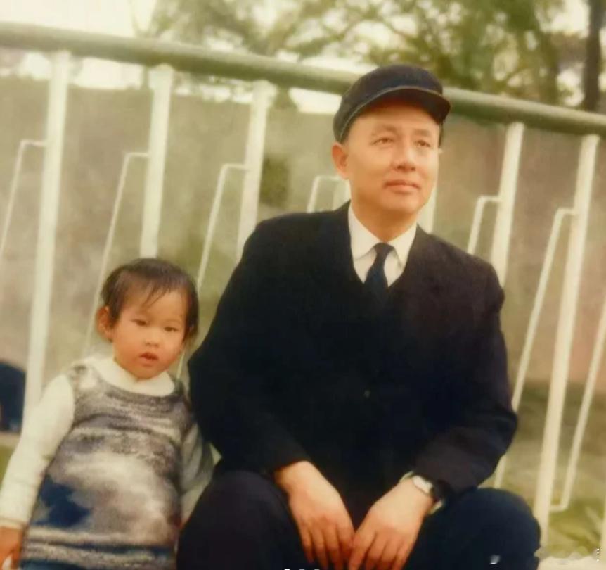 刘若英祖父刘咏尧将军-是非功过客观看待70年代，刘若英和爷爷刘咏尧，一张罕见的