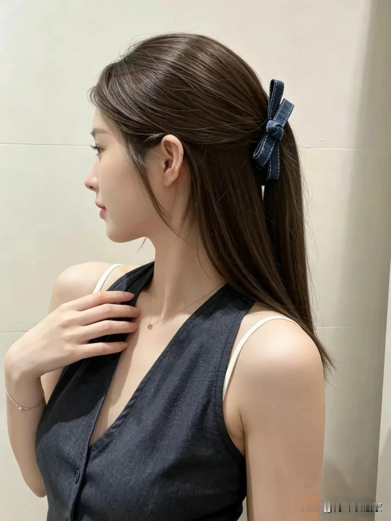 马尾辫美女侧颜杀。