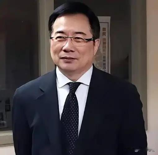 蔡正元讲了个故事，听完心里五味杂陈。他说自己去清华大学演讲，晚上十点结束，想找个