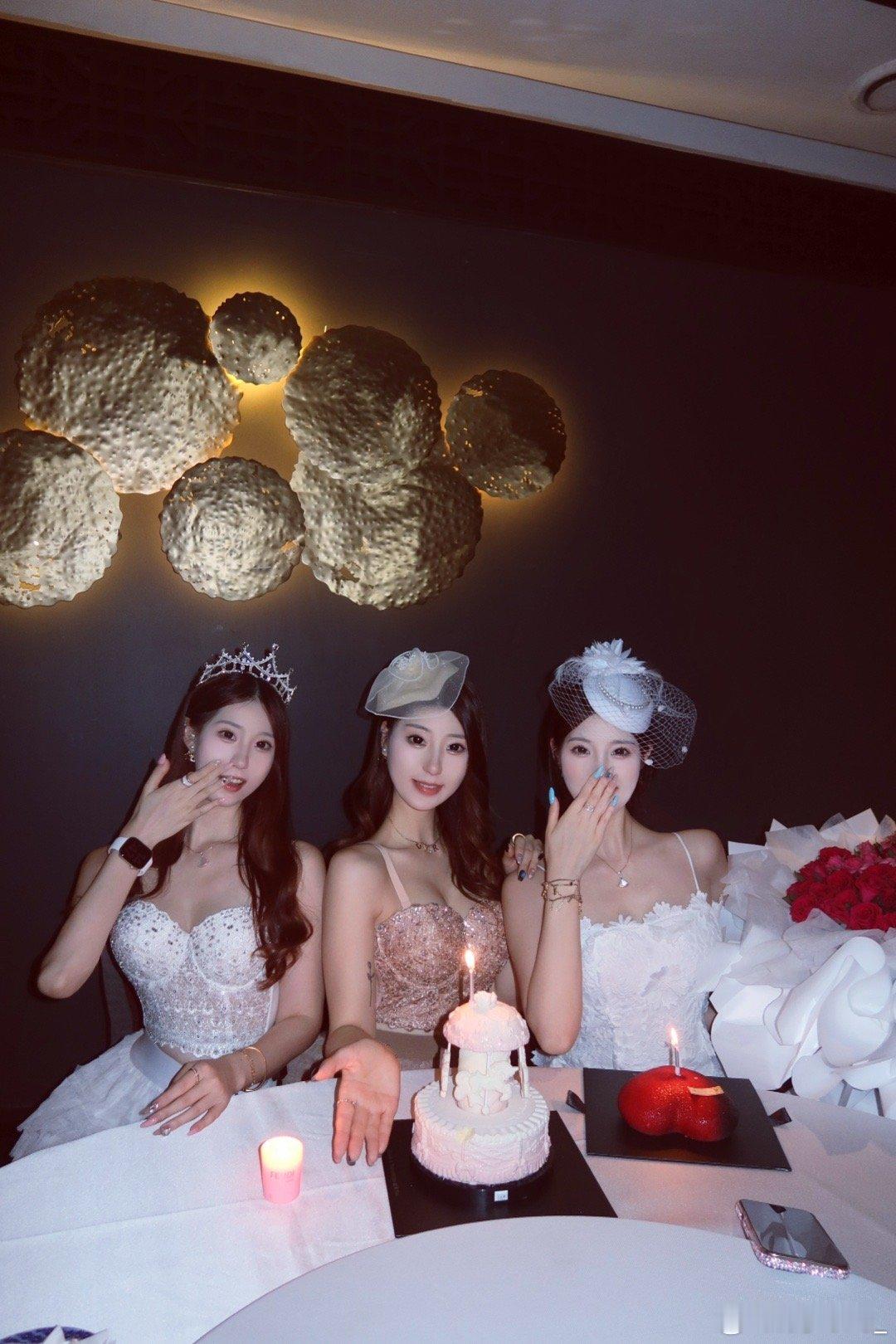 幸福就是在一起吃很多顿饭记录姐妹生日​​​