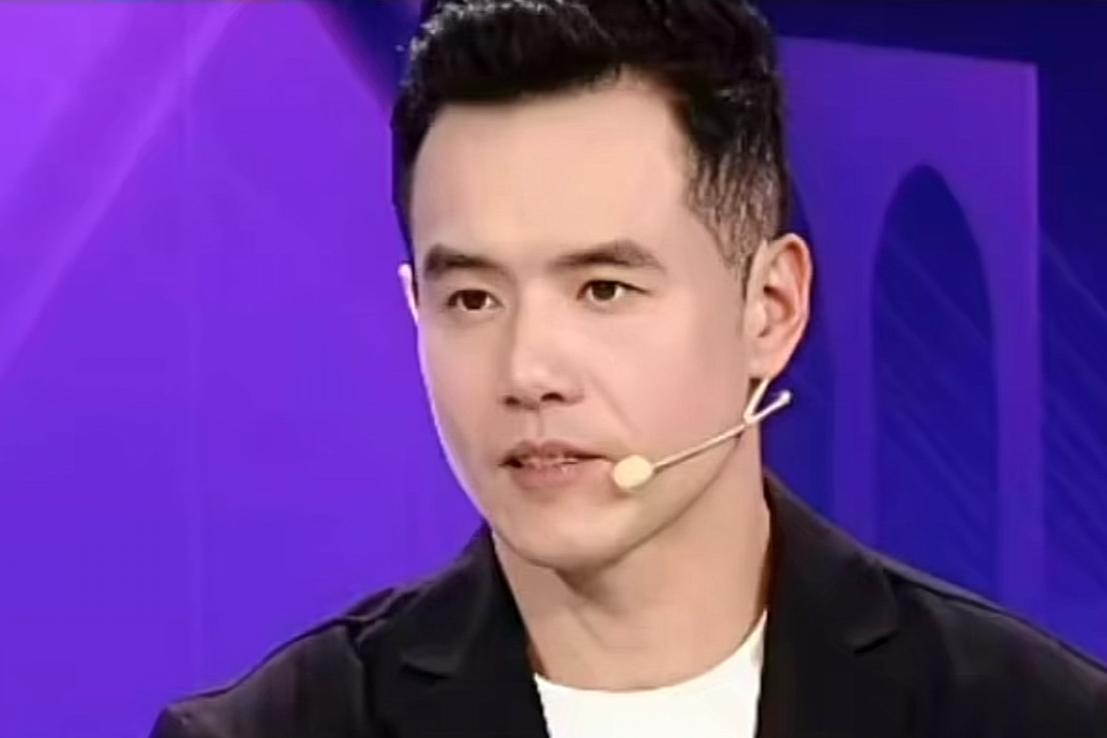 国乒前辈刘国正称赞在德国打球的樊振东，他表示：樊振东能够克服语言不通，训练环境变
