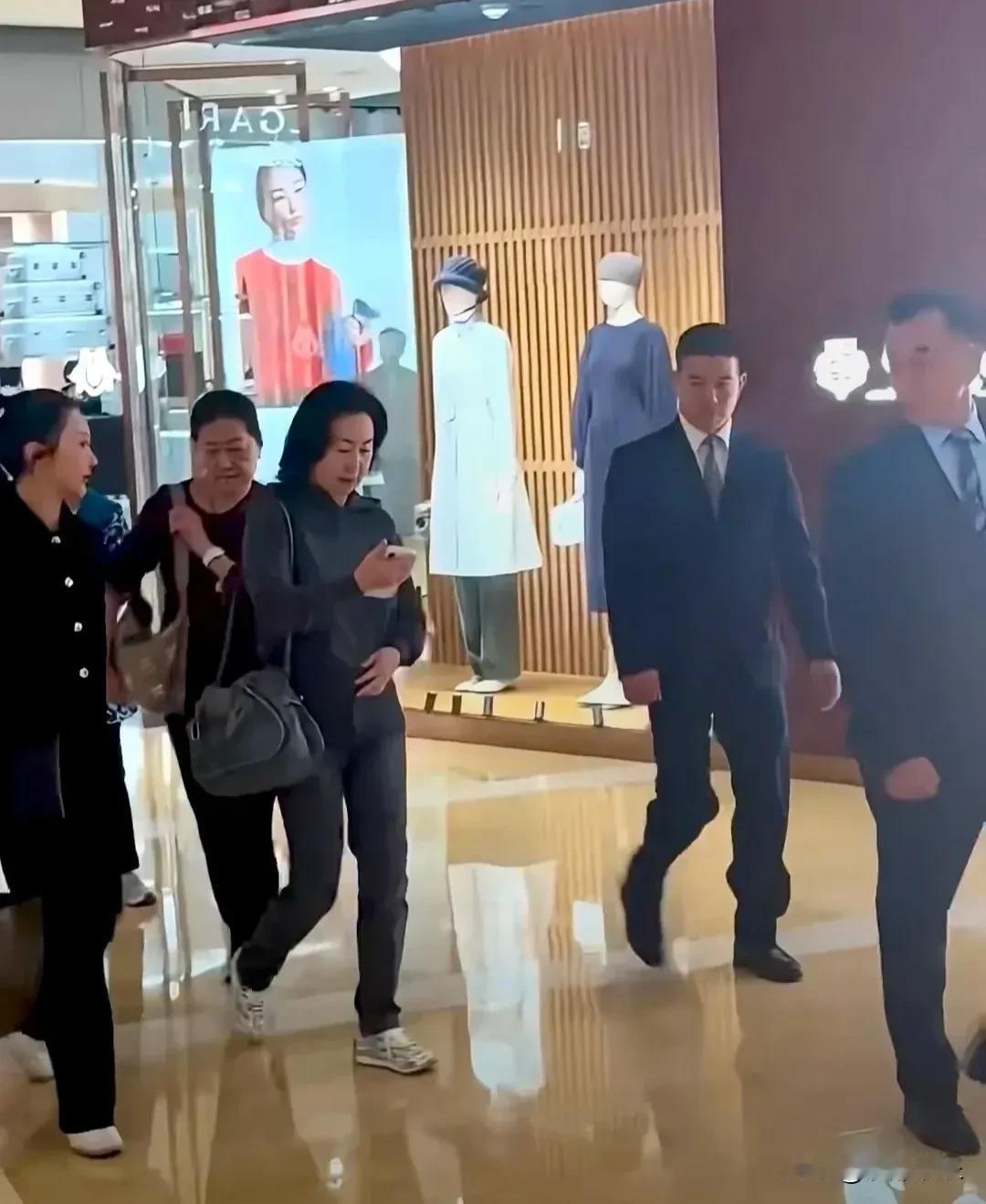 何超琼，太自信了！说到赌王千金何超琼，大家脑海里蹦出来的词儿肯定是“女强人”