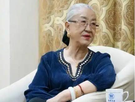 1986年，中央一条“高干子弟一律不准经商”，使得原国防部长耿飚的长女，一夜之间