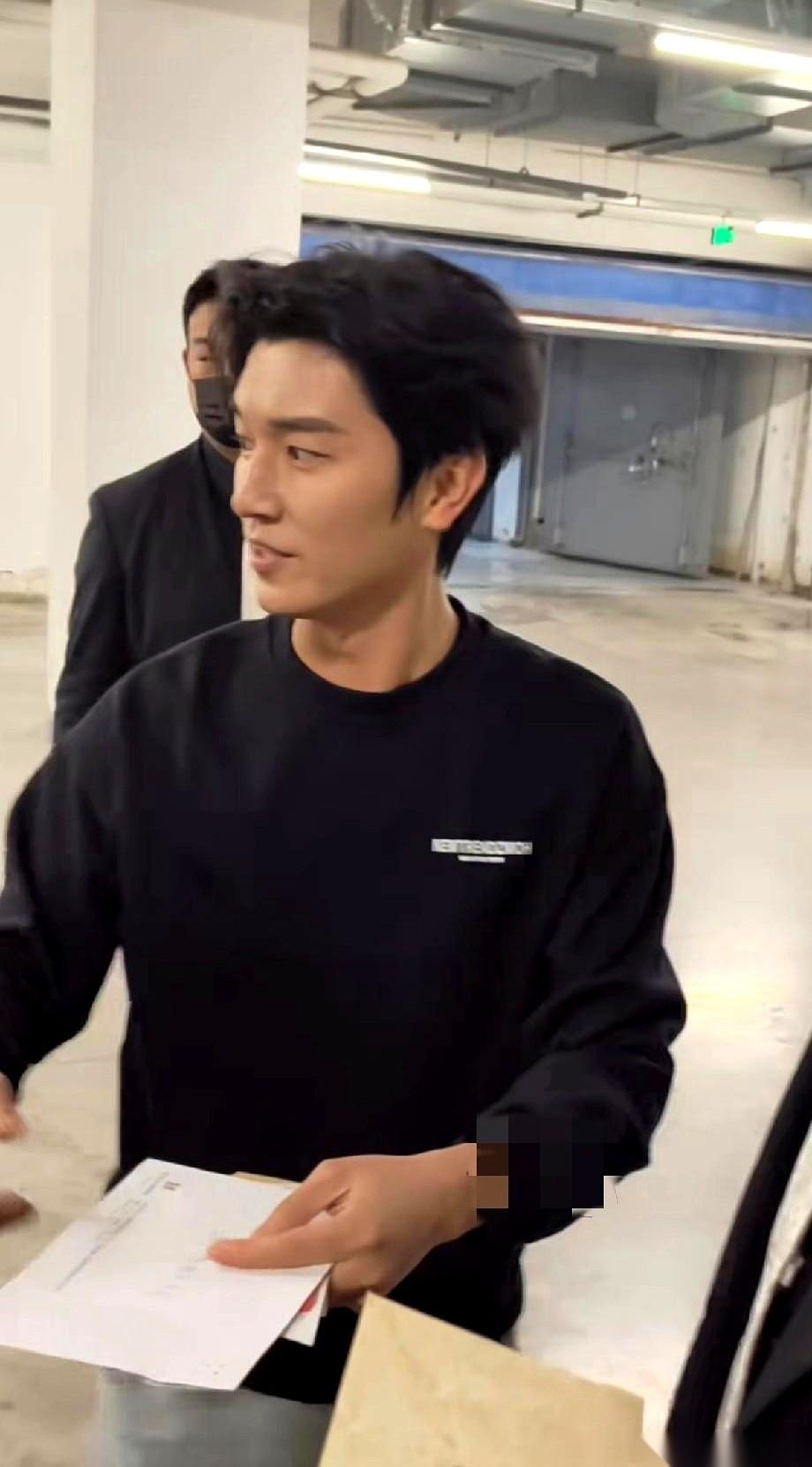 现在对男演员的要求，是不是已经低到离谱了？只要体态正常，五官端正，就已经能被夸