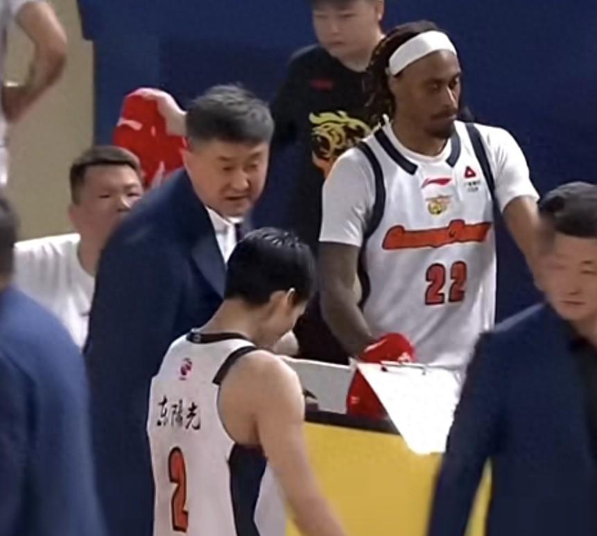 广东4回合4失误丢6分，当无球投手憋屈CBA第二阶段广东对阵新疆，第三节还剩