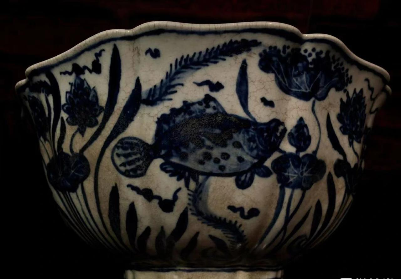 大明宣德青花十棱鱼藻纹碗