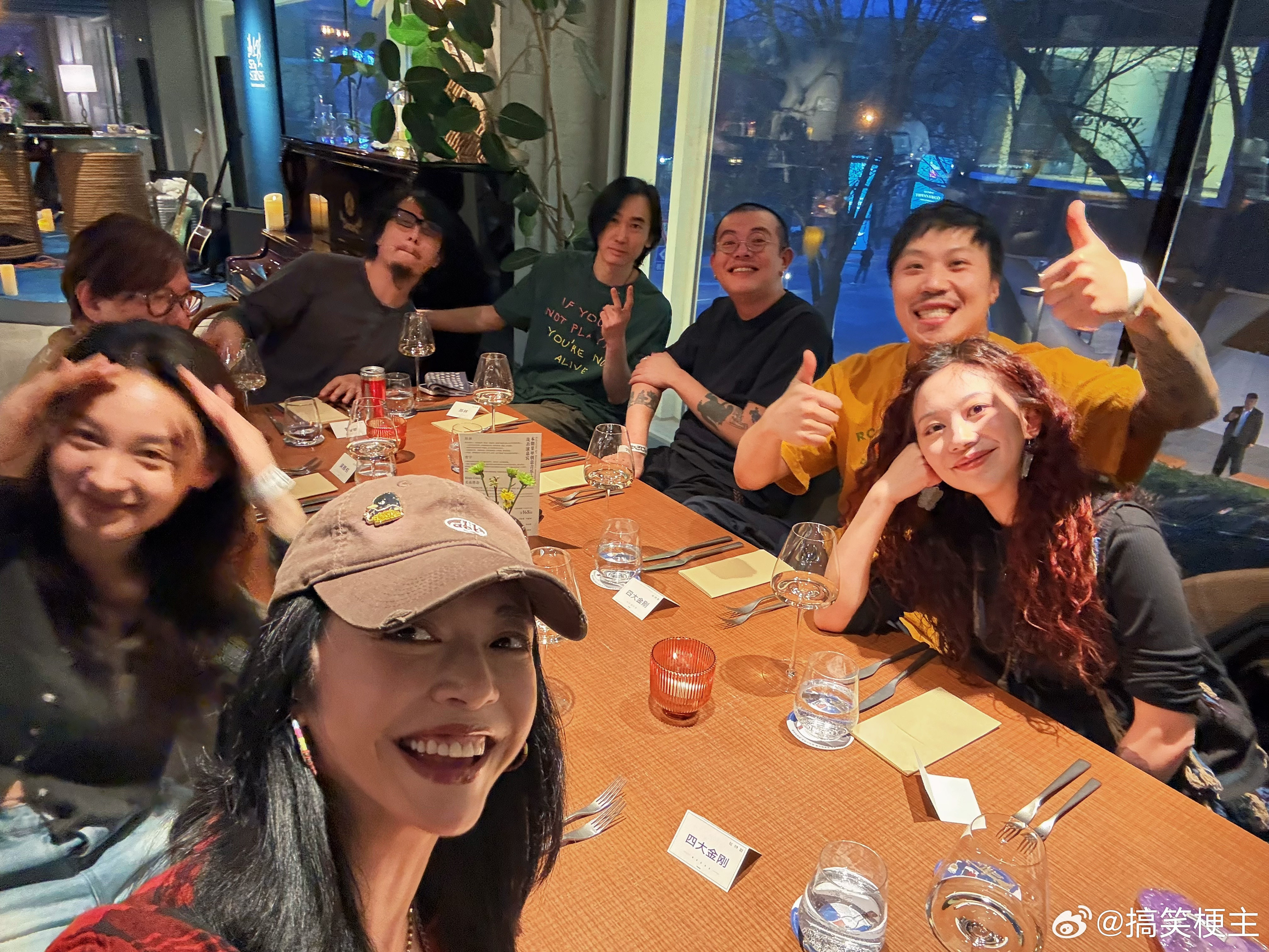 谁看了不说一句姚晨这状态太顶了！红格衬衫配咖色棒球帽，随性慵懒又自带气场，状态松