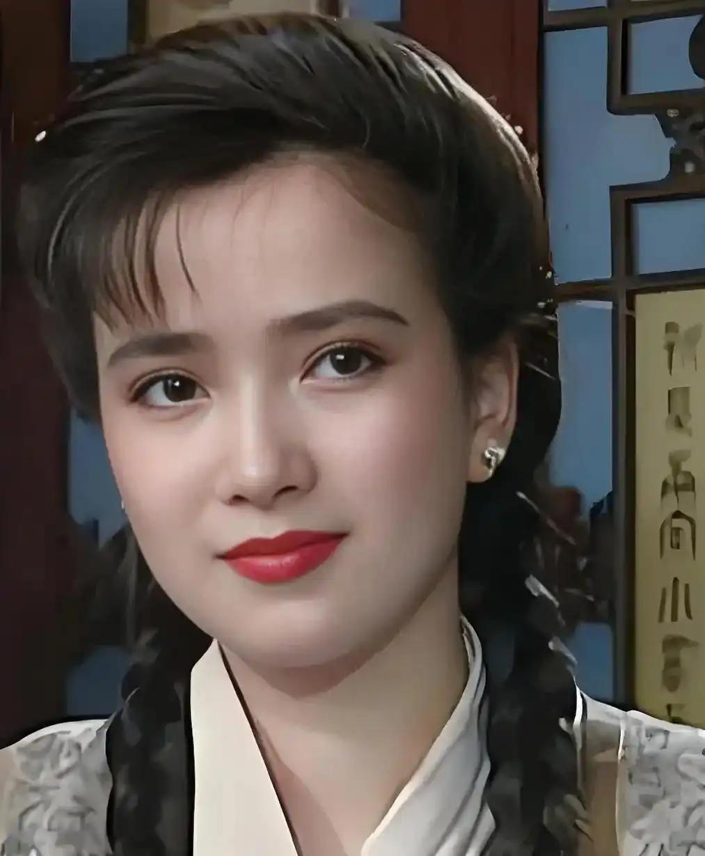 何晴离世不久，前夫许亚军便深陷舆论漩涡。这位昔日感情场上的“风流人物”，因一段未