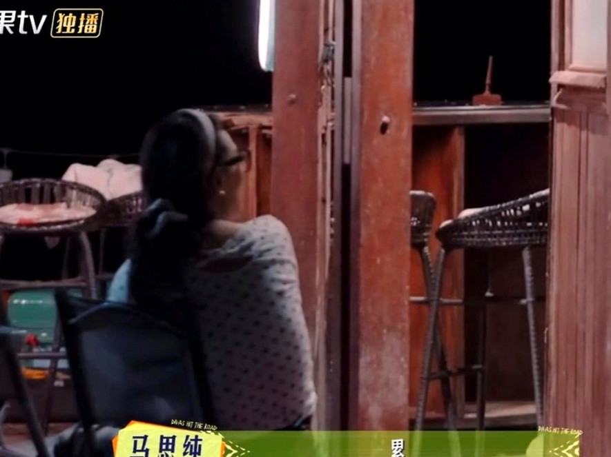 深夜，马思纯问龚俊：“你累不累？”龚俊嘴上开着“以泪洗面”的玩笑，可马思纯心里