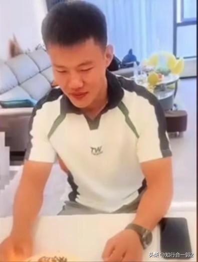 谢丛欣，安徽人，海军陆战队特战队员，2020年入伍，服役6年，7枚奖章加身是公认