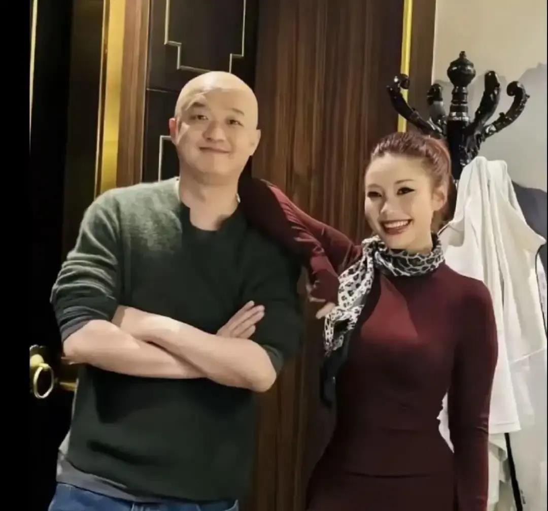 以前别人造谣出轨，包贝尔可是连夜跳脚发誓，说倾家荡产也要告到底这回刘大锤把料都甩脸上了，他反而像个锯