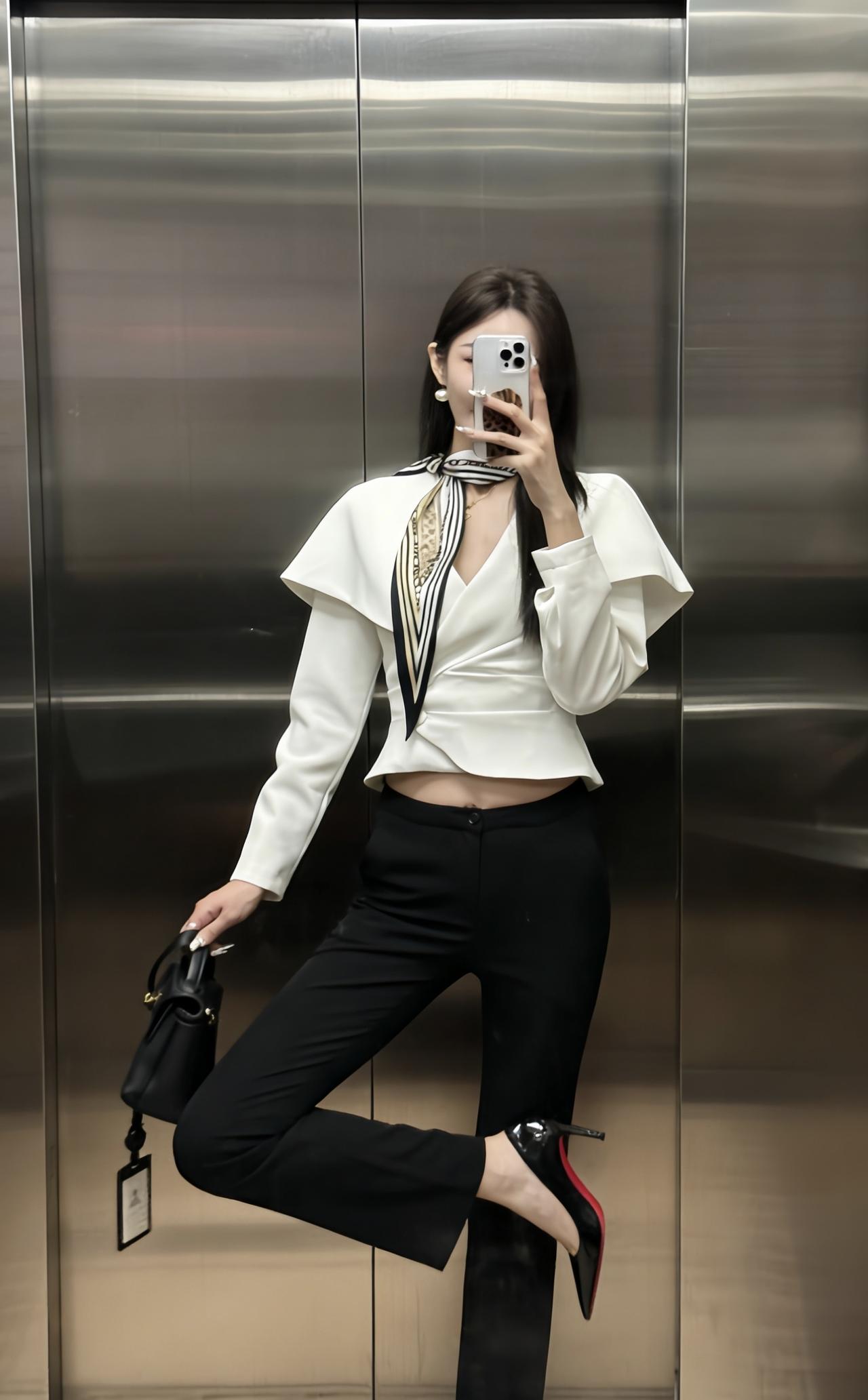 正常穿搭推荐，无不良影响。今日穿搭推荐1.核心单品•上衣：白色V领