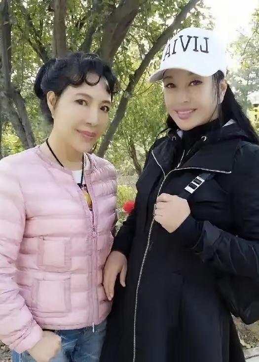 75岁的“不老传说”刘晓庆，最近被一则外网“死讯”推上了风口浪尖。面对亲人的