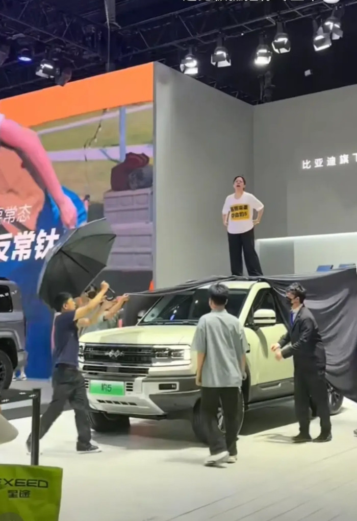 有的时候，必须得承认，女人就是比男人勇敢。继21年上海车展上张女士站在特斯拉车顶