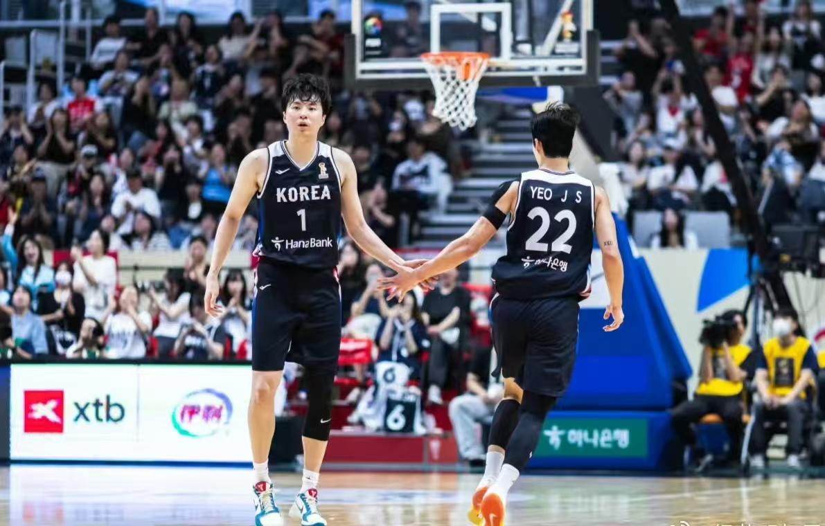再见了，“新兵”李贤重！随着韩国男篮67-57击败日本夺冠，韩国男篮队员免服兵