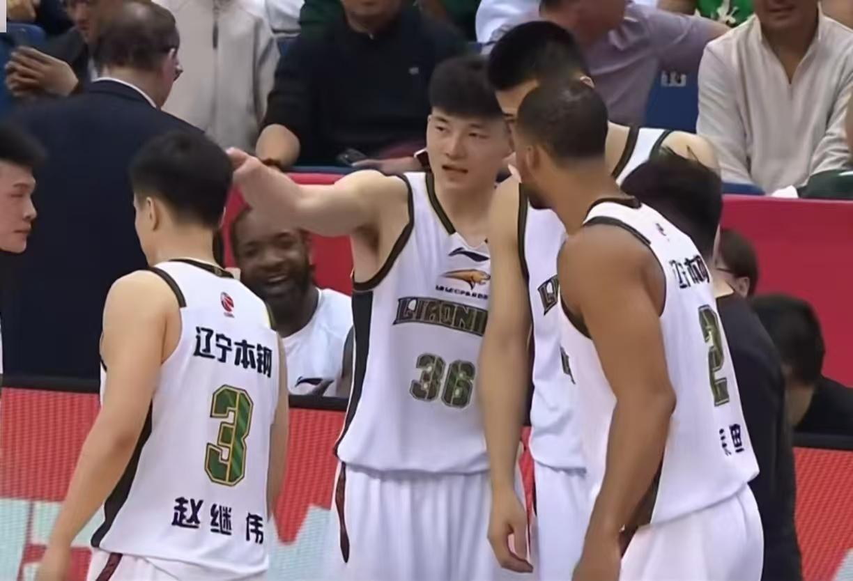 辽宁男篮惜败青岛，有五个人严重拖了球队后腿，第一个就是乌戈洛佩斯主帅：辽宁男篮