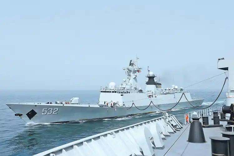 3月25日，中业岛附近海域上演惊险一幕。菲律宾放出的画面里，中国海军532荆州号