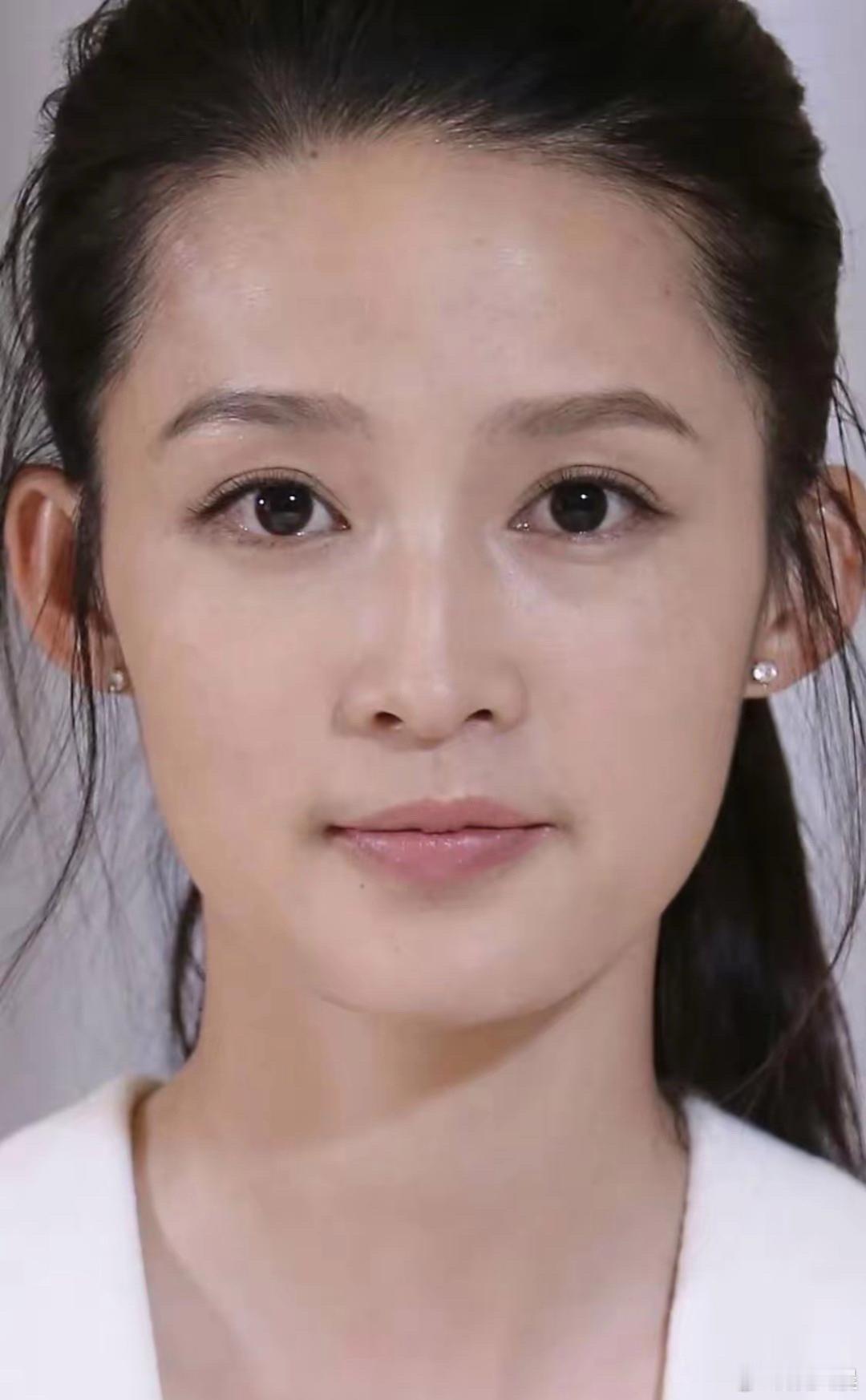 35岁李沁素颜出镜太能打！颜值依旧绝到犯规，状态在线气色超好，不愧是天然美女～