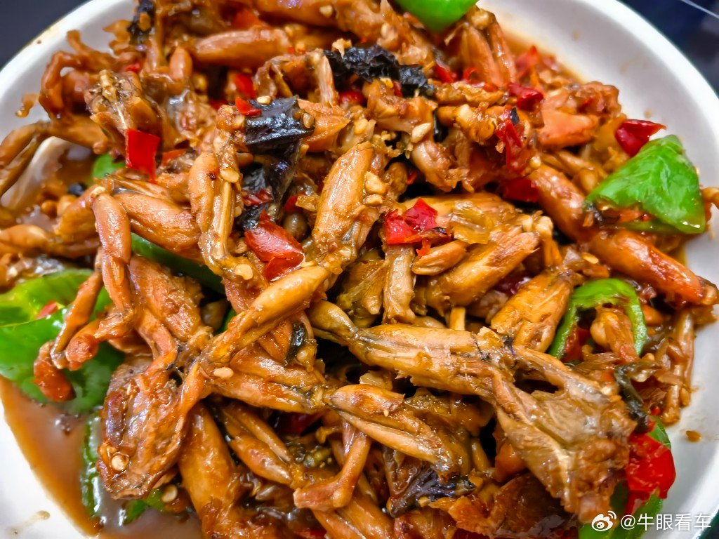 许爷家的紫苏牛蛙下架，换了干锅做法，味道变了我直接买许爷的油辣椒回来复刻，换成田