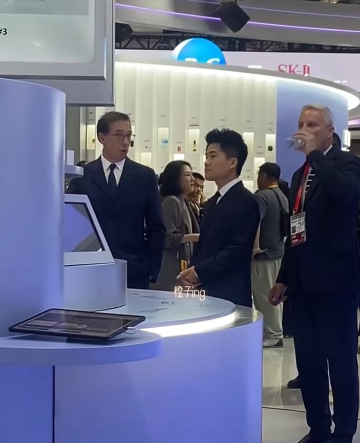 我老公刚出了上海进博会，刚好遇上董宇辉，他说现实中的董宇辉确实气质不一样，他