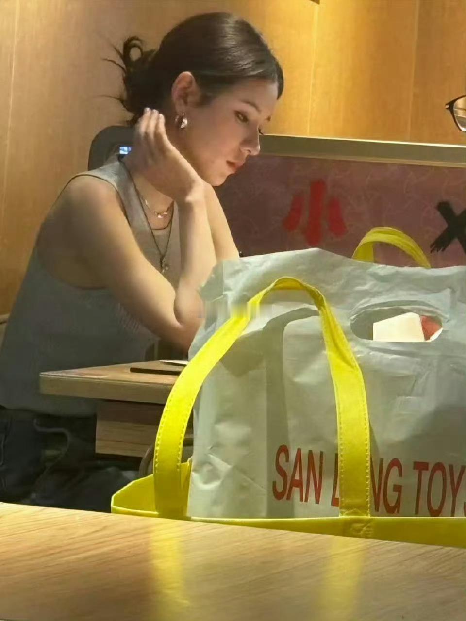网友偶遇张予曦随拍我想象中自己被偷拍的样子​​​