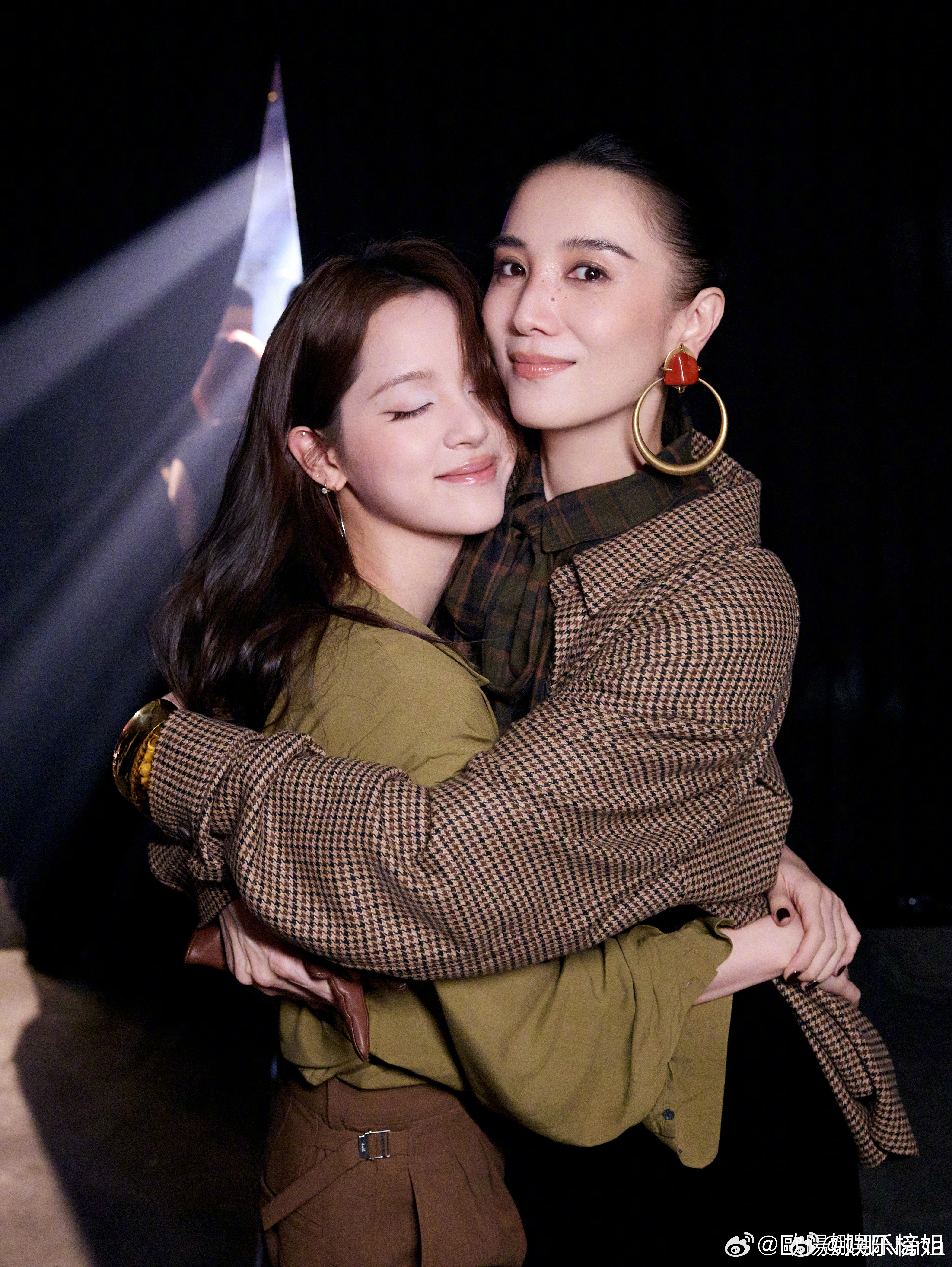 宋佳欧阳娜娜合照宋佳欧阳娜娜一起合照了，美女就是要贴贴，对我的眼镜太友好了[爱