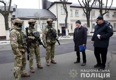 乌克兰这几年警务警察执法活动照片都要加上国家警察水印