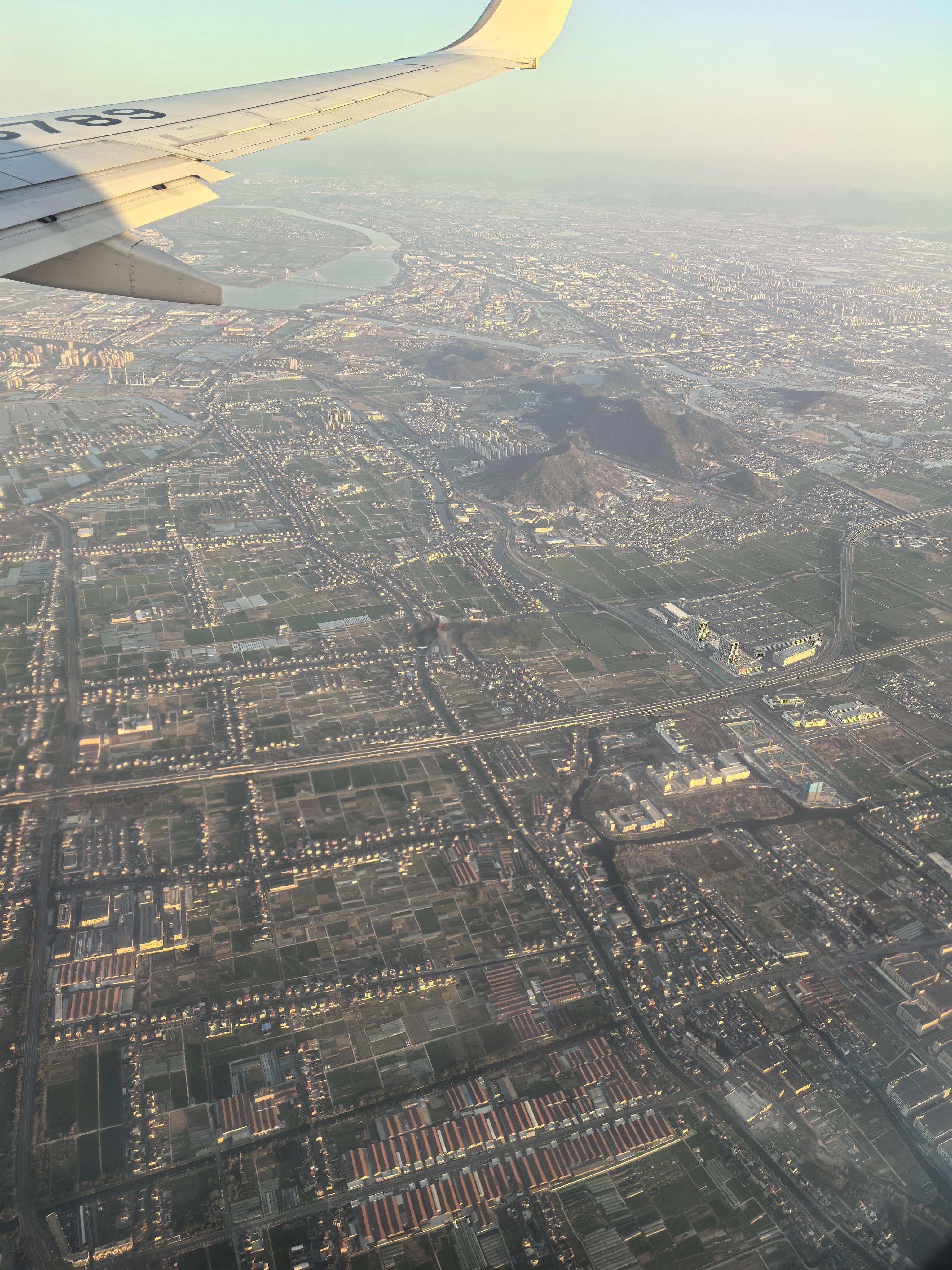 从飞机上俯瞰我们浙江的水田，就像集成电路板。