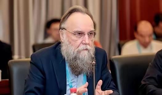 摊牌了，三战已经降临！1月4日深夜，俄罗斯专家杜金高调爆料，不仅把“雅尔塔体系”