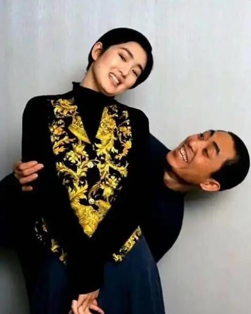 1995年，同居8年后，巩俐向张艺谋说：“结婚吧，我给你生三四个孩子！”谁料，张