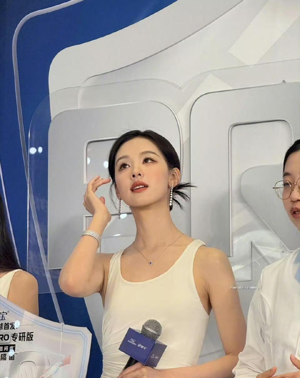 陈都灵身穿纯白长裙参加活动，今天完全是归国白月光，纯白的茉莉花……​​​