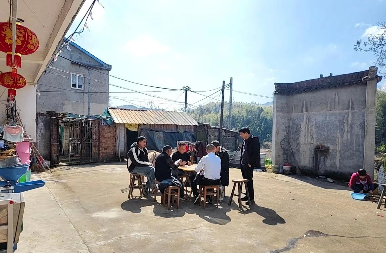 过个年，才终于看清男人和女人最大的区别了。女人好像永远在忙，而男人不是聚一块相