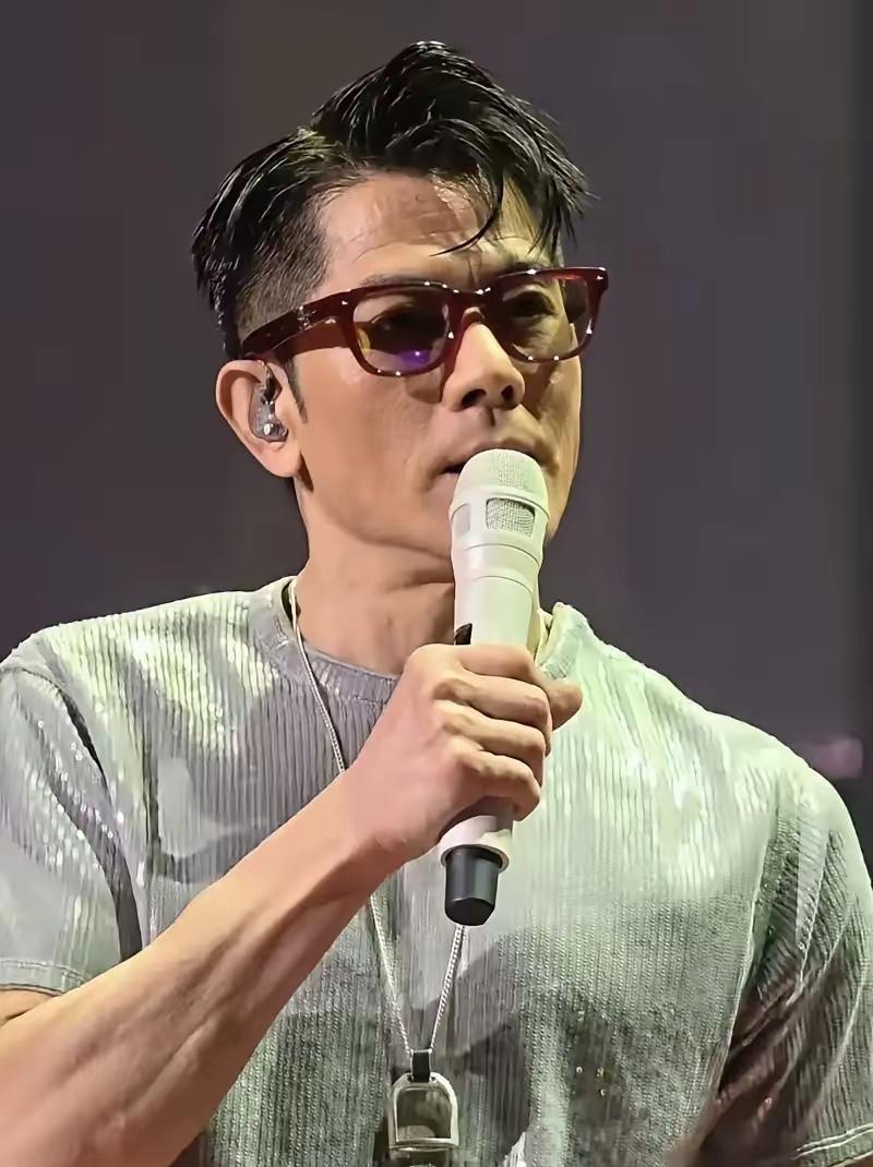 60岁的郭富城，在广州演唱会对着满场观众说了一句全场安静的话：我完全无法接受自己